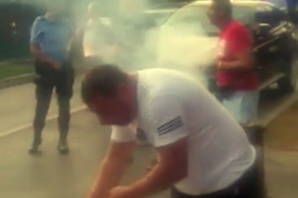 Grătare făcute pe trotuar. Vecinii au chemat pompierii. S-a lăsat cu amenzi mari