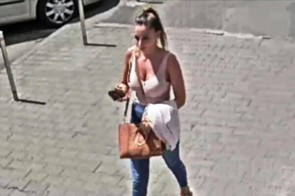 Cine este femeia care a plecat cu o mică avere găsită într-un bancomat