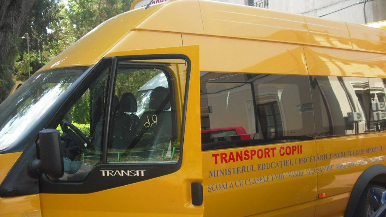 Zeci de elevi dintr-o comună din Cluj nevoiți să meargă 10 km pe jos la şcoală zilnic. Părinții amenință că își vor ține copiii acasă