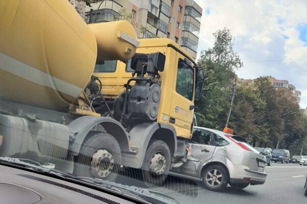 A intrat cu betoniera într-o mașină folosită de școala de șoferi