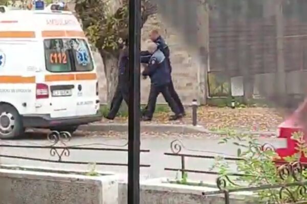 Bărbatul care terorizează cartierul Plopilor a fost arestat, după o ceartă cu tatăl său – VIDEO