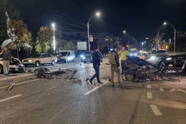 Accident grav pe Calea Turzii, din Cluj Napoca. Două Passat-uri s-au făcut praf pe șoseaua goală