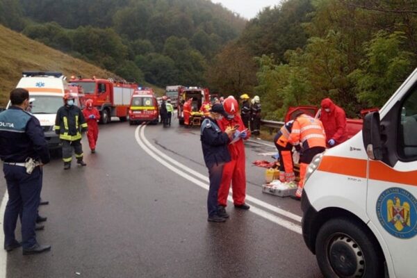 Accident de motocicletă la Bucea. Circula cu viteză foarte mare și a intrat într-un autoturism