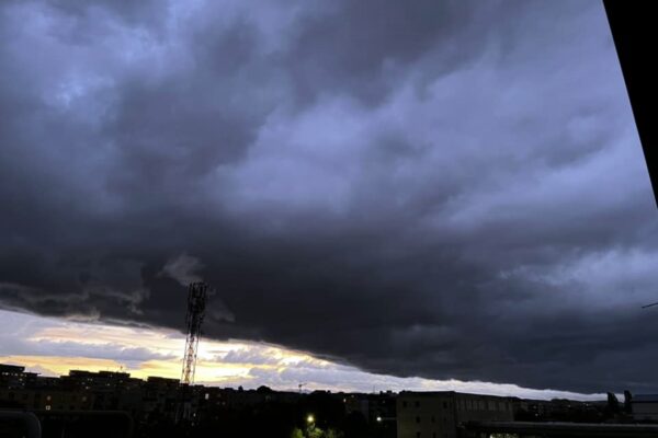 Cer apocaliptic deasupra Clujului. Norii prevestesc o vreme foarte grea