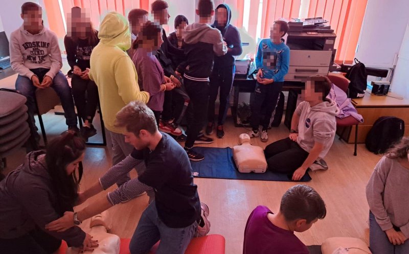 Cursuri de prim-ajutor și resuscitare oferite de studenții mediciniști din Cluj în mediul rural