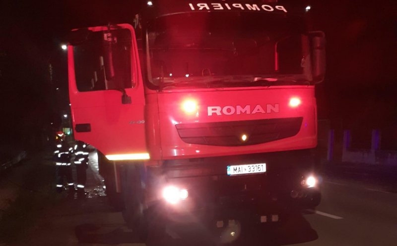 O casă a luat foc într-o comună din județul Cluj. Un bărbat a ajuns la spital cu arsuri grave