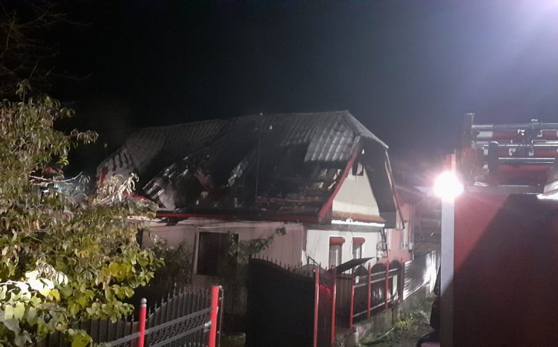 Pompierii clujeni s-au luptat trei ore cu un incendiu la Gilău. O femeie a fost transportată la spital