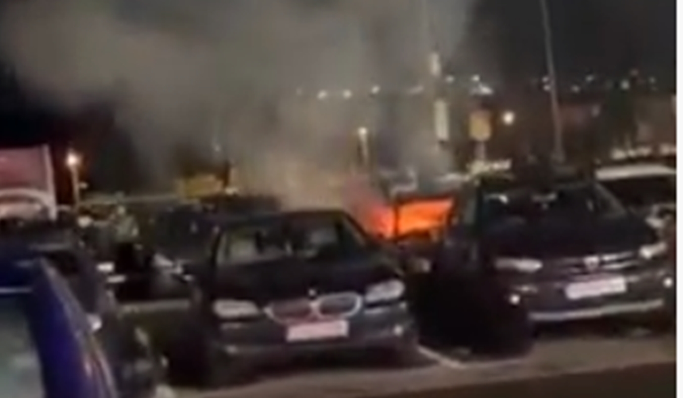 Incendiu în parcarea de la Vivo Cluj! Mai multe mașini ard. VIDEO