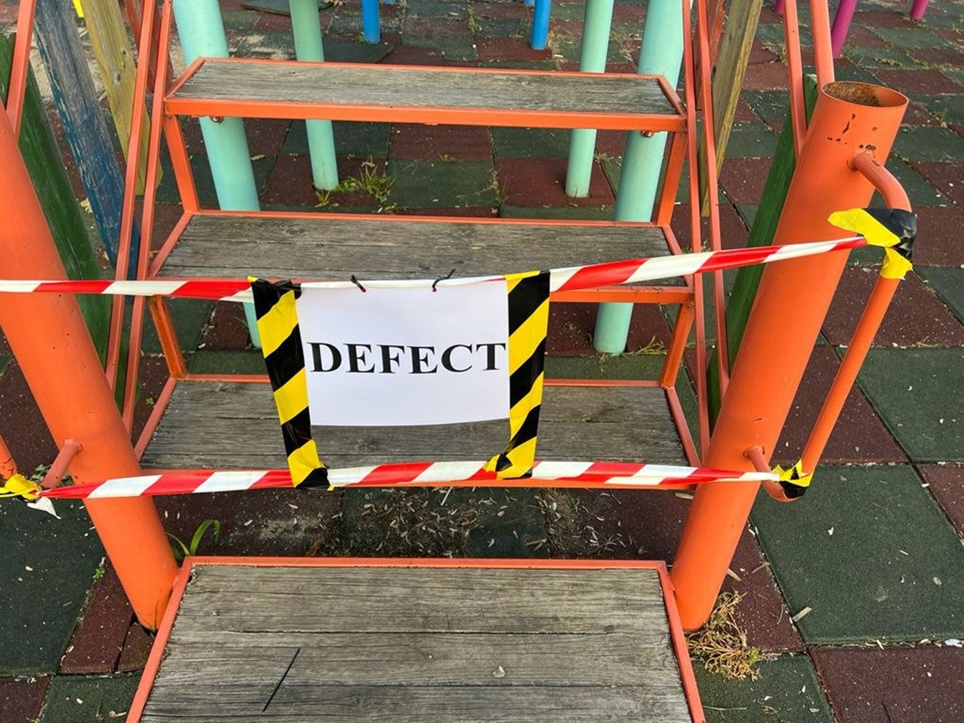 Un copil din Jucu s-a rănit grav la un ochi într-un parc de joacă. Toate locurile de joacă arata ca după bombardament