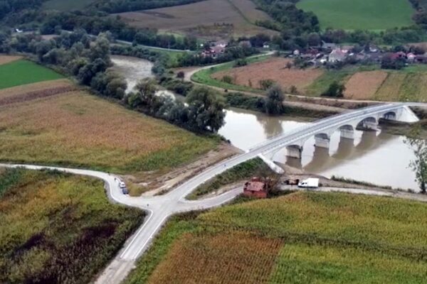 Un pod din județul Cluj se termină într-un lan cu porumb. O comună a reușit imposibilul