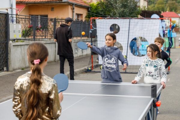 O stradă din Mărăști a fost transformată în spațiu de joacă. Copiii au fost în culmea fericirii