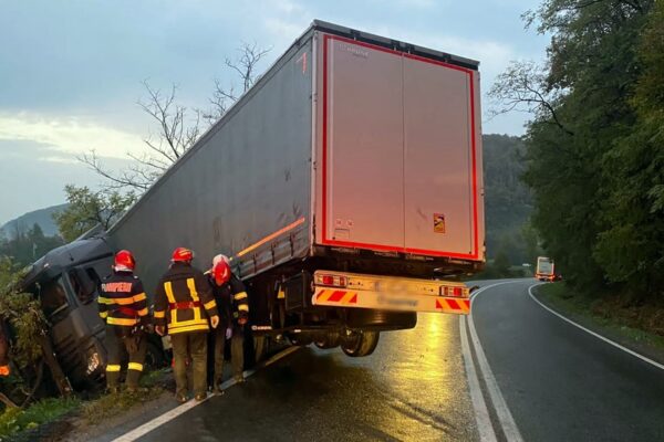 A ajuns cu TIR-ul într-un șanț. Șoferul se juca pe telefon și a intrat pe contrasens
