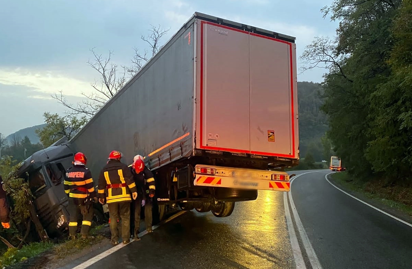 A ajuns cu TIR-ul într-un șanț. Șoferul se juca pe telefon și a intrat pe contrasens