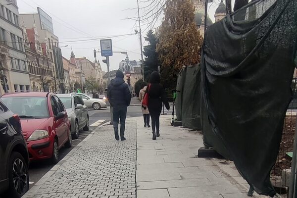 Lucrările de reamenajare a zonei Teatrului Național sunt făcute de mântuială. Artiștii se plâng de calitatea acestora