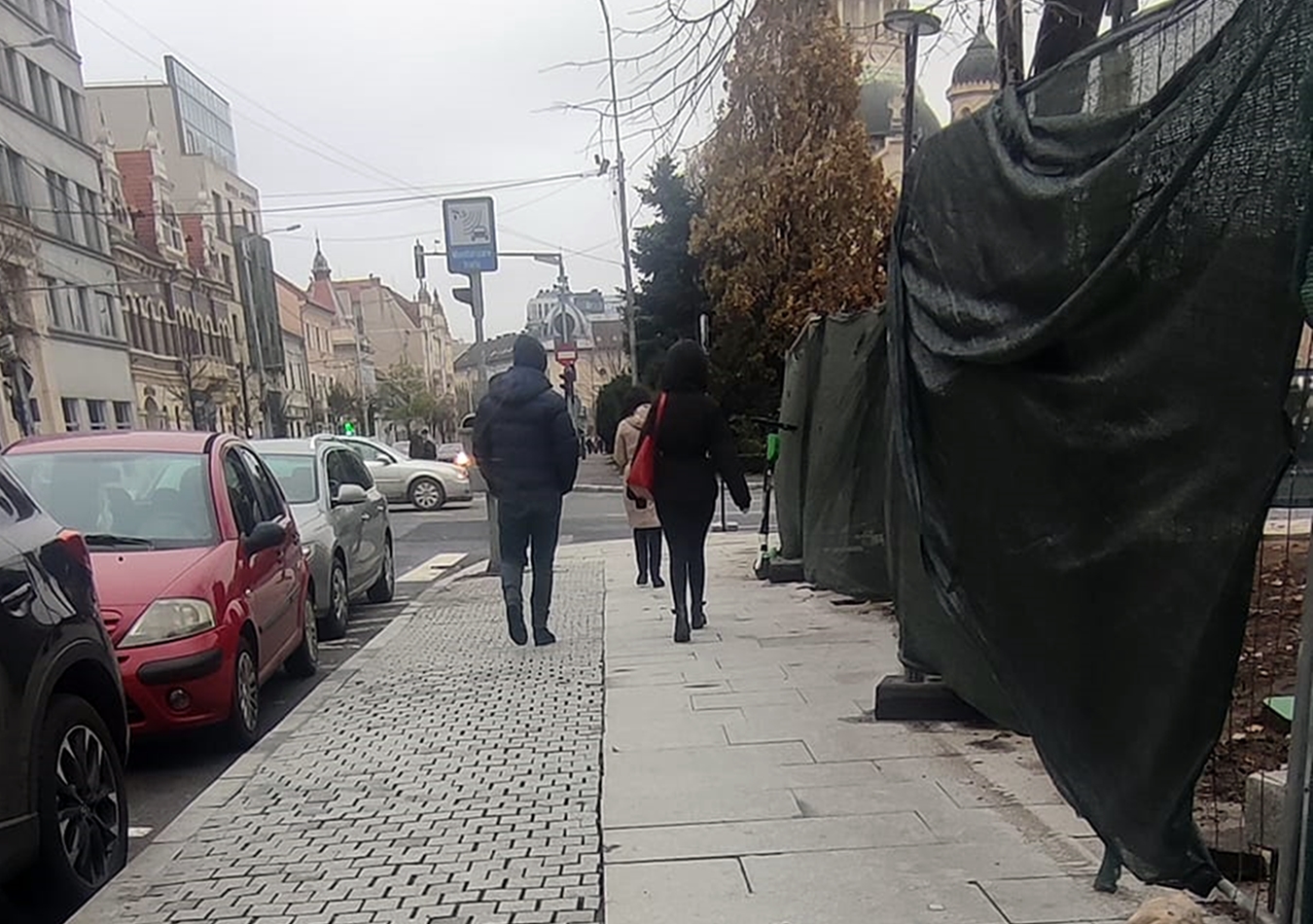 Lucrările de reamenajare a zonei Teatrului Național sunt făcute de mântuială. Artiștii se plâng de calitatea acestora