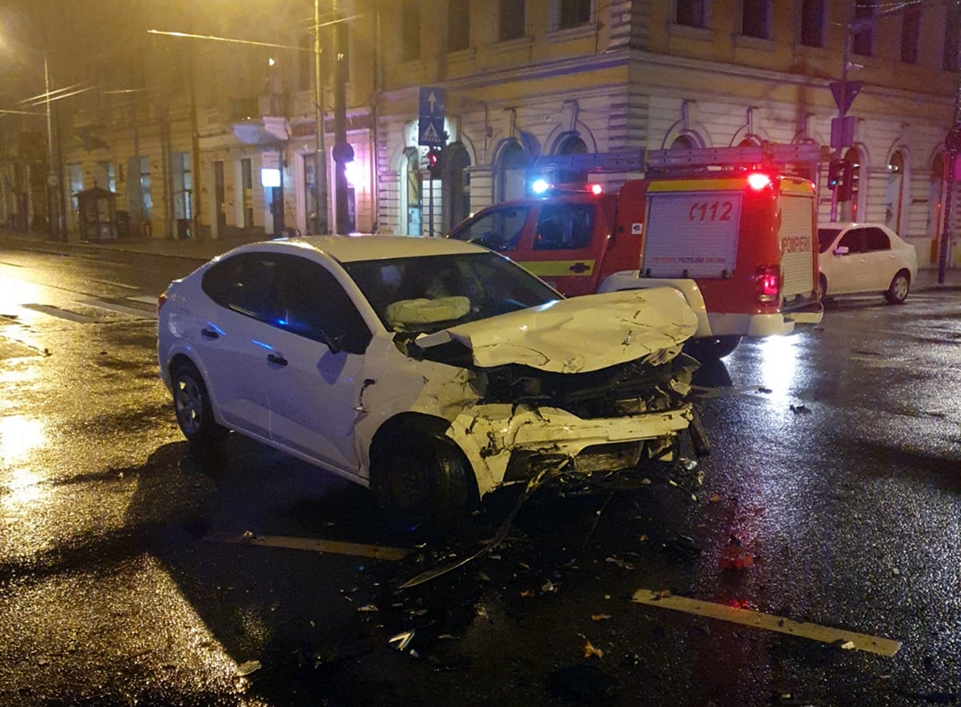 Accident în toiul nopții în centrul Clujului. Erau singuri pe drum și și-au distrus mașinile