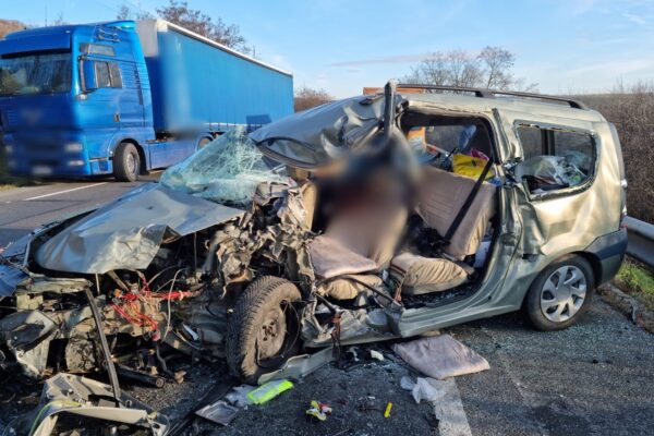 ACCIDENT mortal pe un drum din județul Cluj. Un bărbat a murit în urma impactului dintre un tir și o mașină