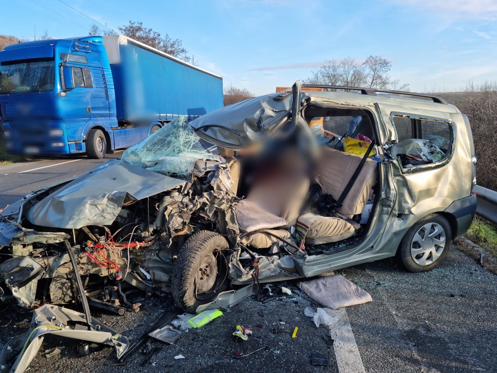 ACCIDENT mortal pe un drum din județul Cluj. Un bărbat a murit în urma impactului dintre un tir și o mașină