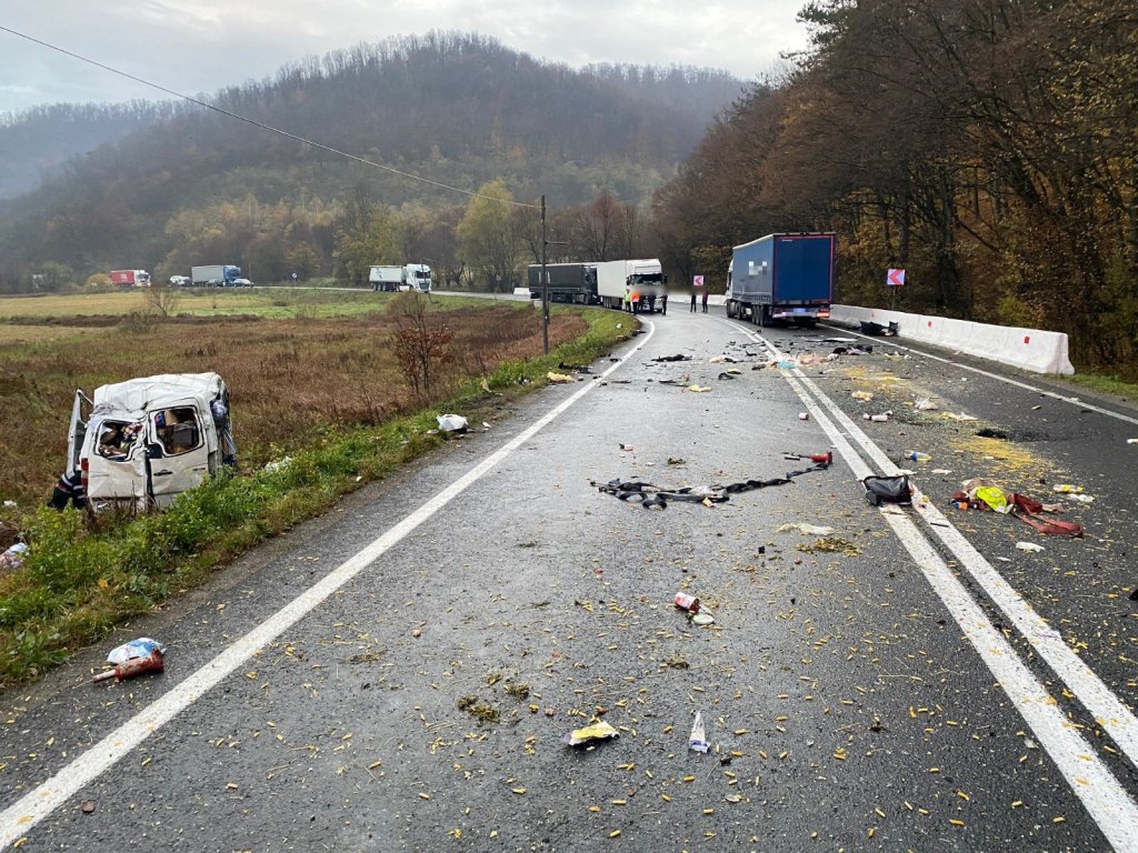 ACCIDENT GRAV cu patru victime în această dimineață pe drumul spre Oradea, la Bologa. Circulația a fost blocată