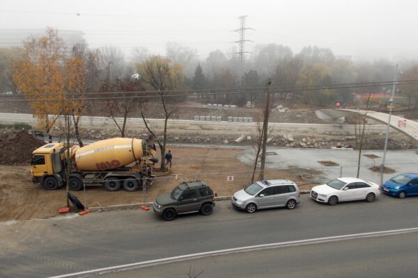 Marile modernizări, marile abureli! Betonarea continuă. Aleile de la Someș sunt sparte de ACI pentru a fi returnate VIDEO