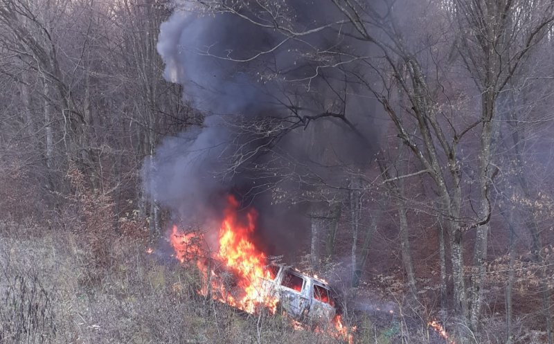 O mașină a luat foc la Dej. Pompierii au intervenit cu două autospeciale