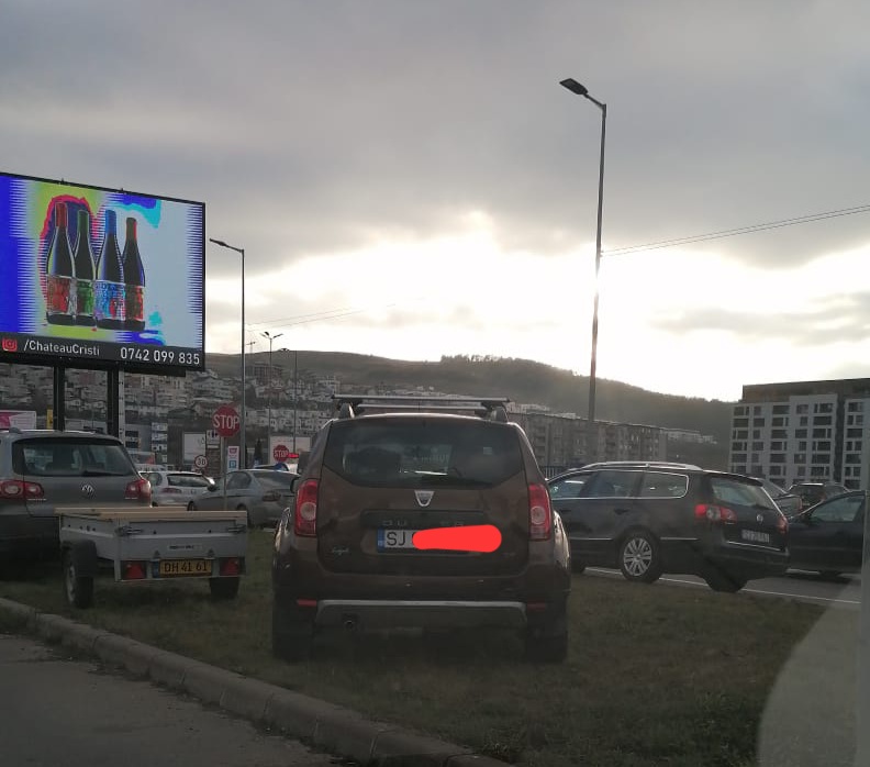 Goana după cumpărături de Crăciun. Tot orașul a iesit la mall astăzi. Au parcat chiar și pe iarbă – VIDEO