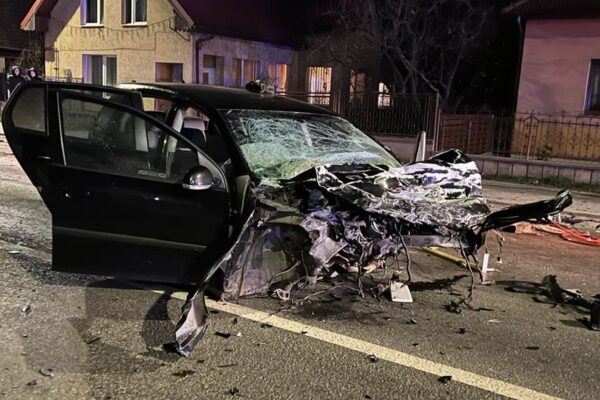 Accident foarte grav în Florești. Cinci ambulanțe au fost la fața locului. Viteză foarte mare și stâlpi doborâți, după o ”liniuță”