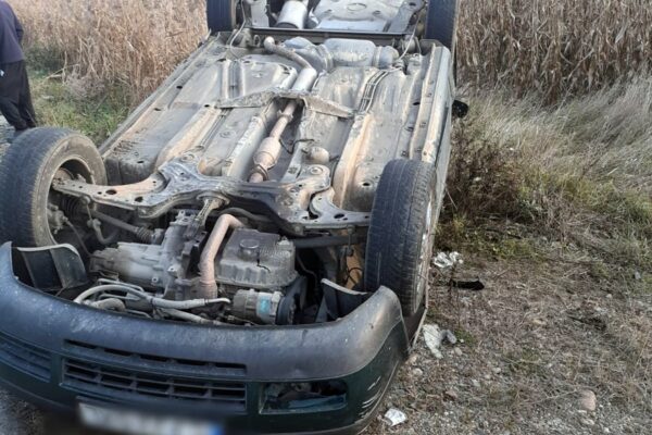 Accident grav la Jucu. O mașină s-a răsturnat într-o curbă la dreapta