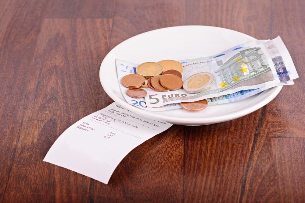 Bacșișul va fi trecut pe notele de plată și pe bon fiscal în localuri. Se va putea plăti și cu cardul