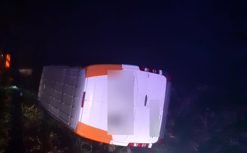 Accident la ieșire din Huedin. O dubă s-a răsturnat într-un șanț de pe marginea drumului