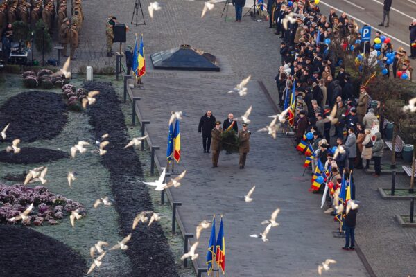 Emil Boc suferă tot mai mult de cultul personalității. Imagini din dronă, porumbei albi și alte ”avioane”