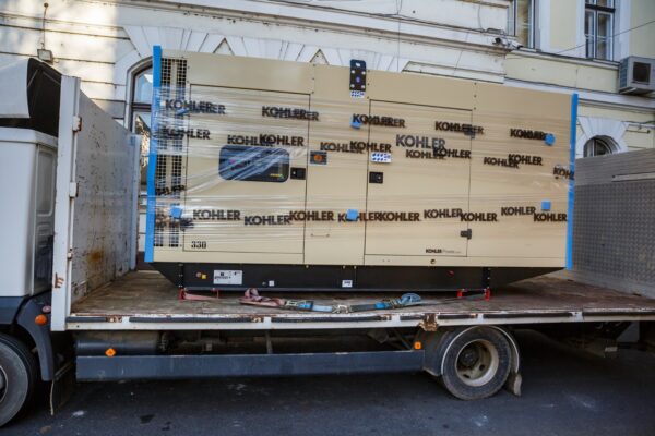 Sprijin umanitar pentru Ucraina. Astăzi a plecat de la Cluj un generator uriaș care poate alimenta un spital în Kiev