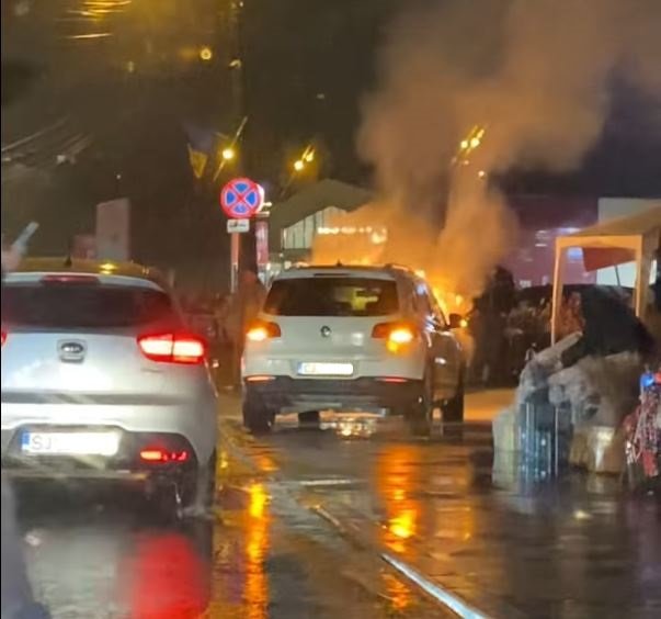 O mașină a luat foc în Grigorescu. Au intervenit pompierii