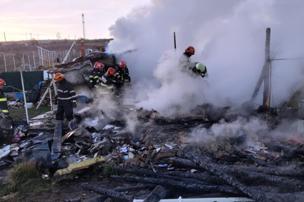 Incendiu la Ciurila. O bătrână a leșinat când a văzut că îi arde casa