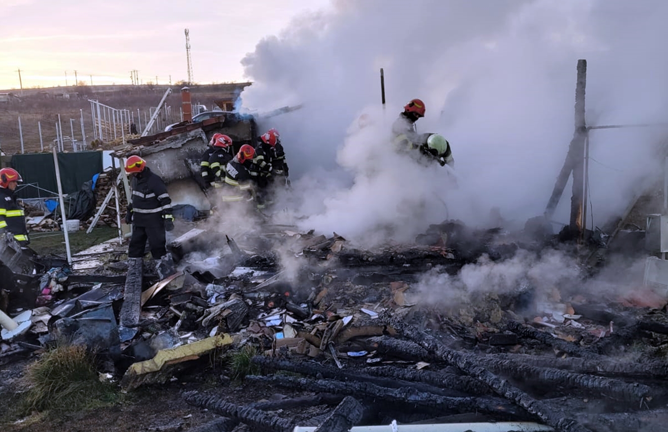 Incendiu la Ciurila. O bătrână a leșinat când a văzut că îi arde casa