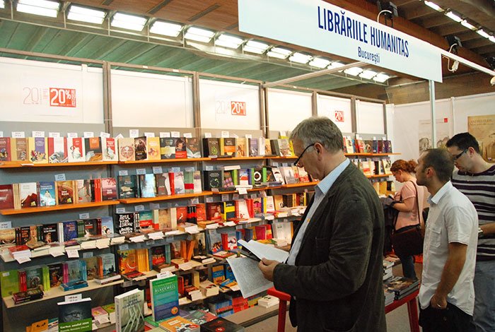 S-au scumpit cărțile în 2022, iar românii citesc tot mai puțin