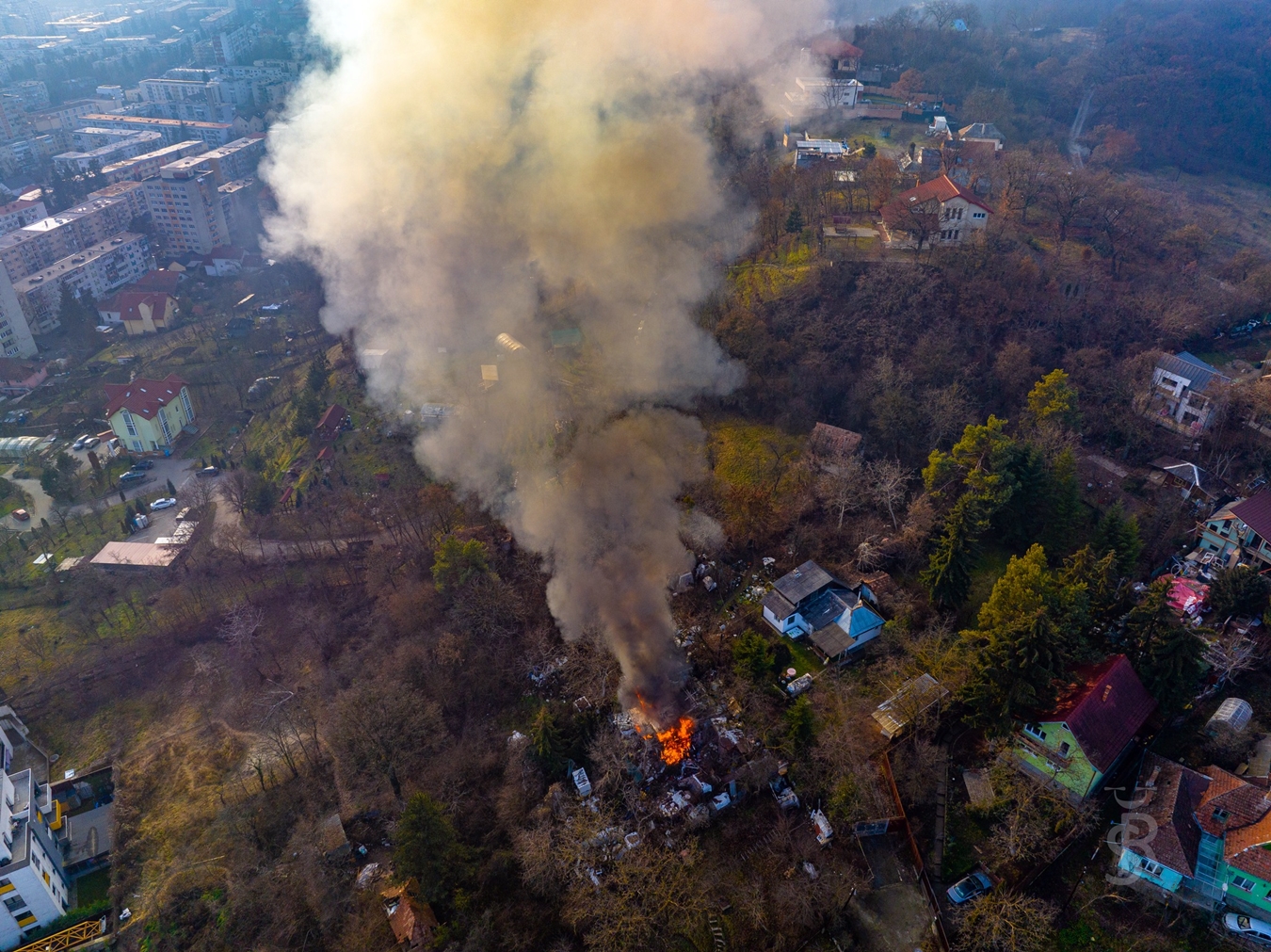 Incendiu în cartierul Grigorescu. O baracă de 200 de metri pătrați s-a făcut scrum. Imagini din dronă