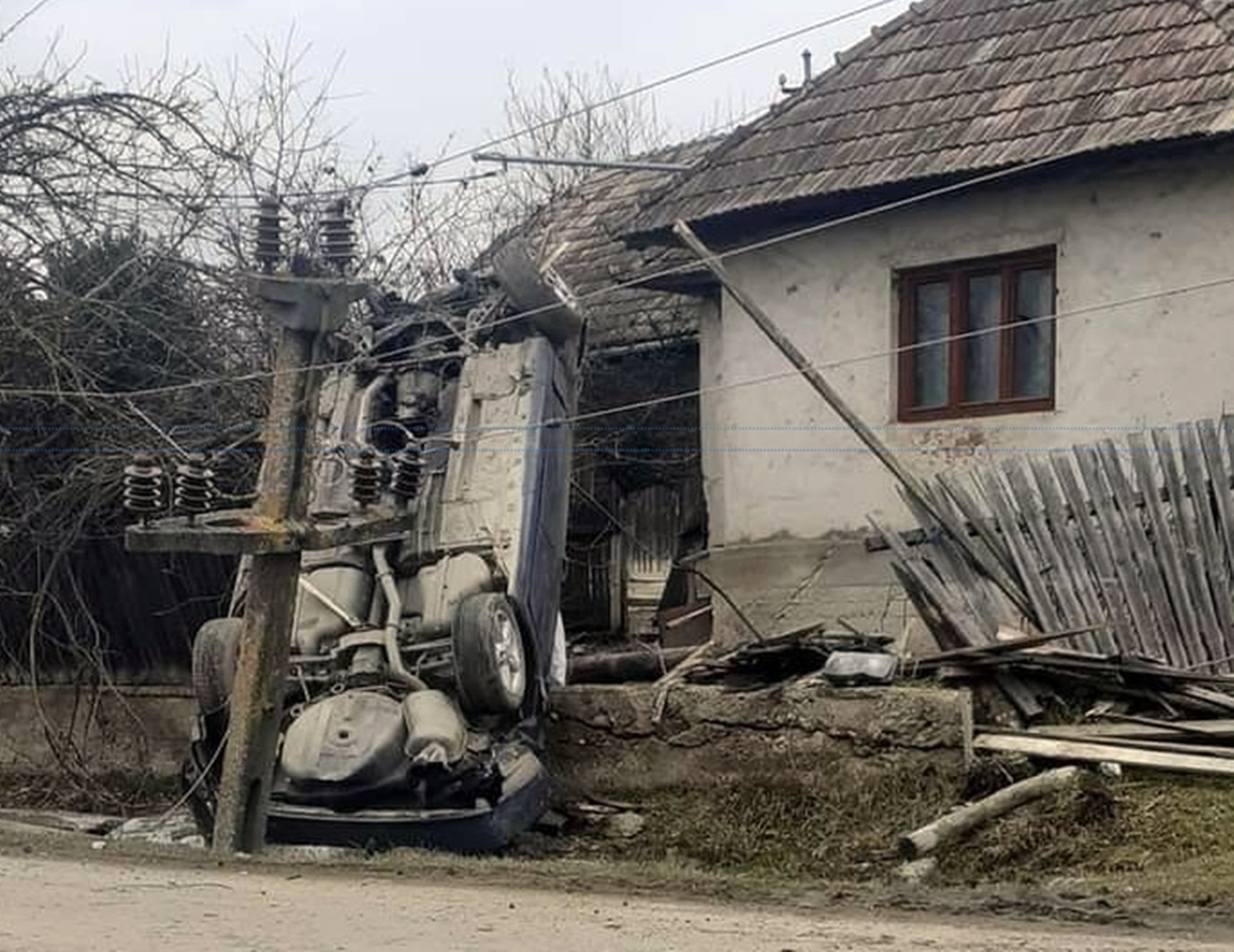 Accident ca cel din imagine se vede o dată la 100 de ani. S-a întâmplat lângă Huedin