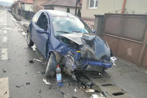 ACCIDENT între două mașini în Baciu. Pompierii clujeni au intervenit