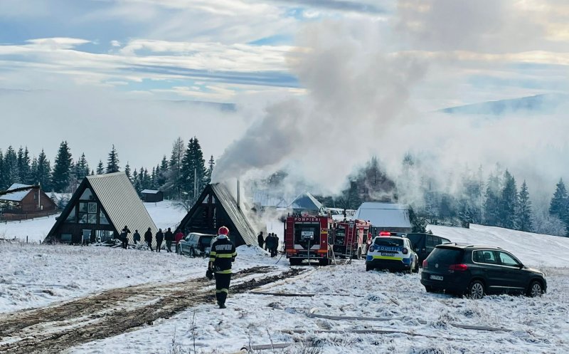 A luat foc o cabană din Mărișel. Pompierii au intervenit cu trei autospeciale. Daună totală pentru proprietar