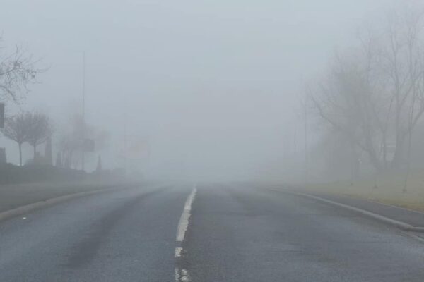 ATENȚIE. Clujul e sub COD GALBEN de ceață densă. Vizibilitatea e sub 50m