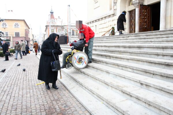Nu mai dați bani la cerșetori. O filmare cu un infractor în scaun cu rotile care se ridică și umblă VIDEO