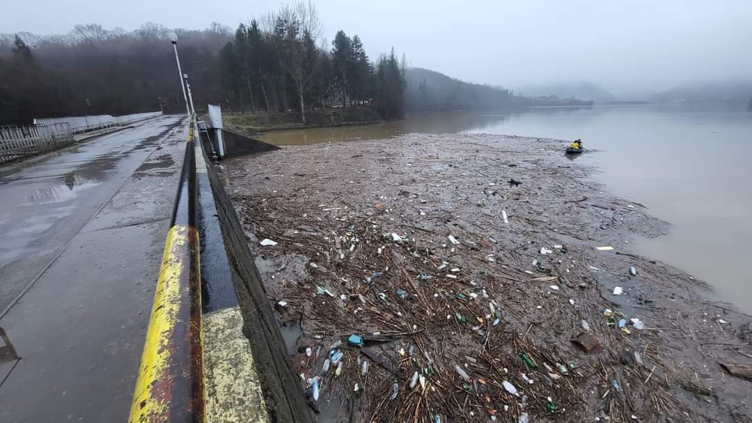 Protecția mediului doarme? Lacul de acumulare de la Gilău, plin de gunoaie