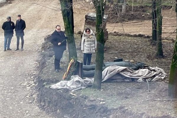 Statuia lui Iuliu Maniu din Cluj, demolată cu buldozerul. Clujenii îi cer istoricului Emil Boc: ”Jos labele de pe Iuliu Maniu!”