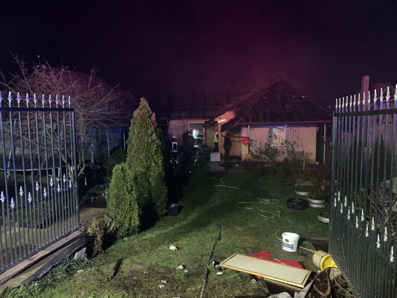 Artificiile au distrus o casă în noaptea de Anul Nou. Pompierii clujeni au luptat cu flăcările mai bine de două ore