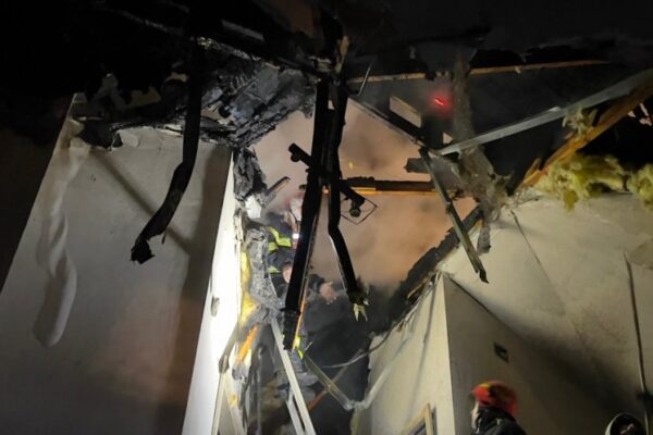 O casă din comuna Feleacu a luat foc. Pompierii au intervenit în forță