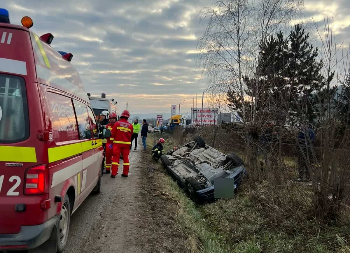 Mașină răsturnată în șanț la Răscruci. O femeie de 70 ani a ajuns la spital cu rană la cap