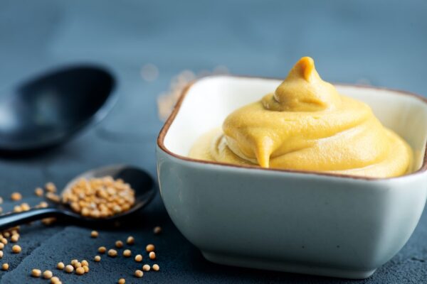 Tu știi ce conține muștarul pe care îl avem cu toții în frigider? Citește un studiu InfoCons