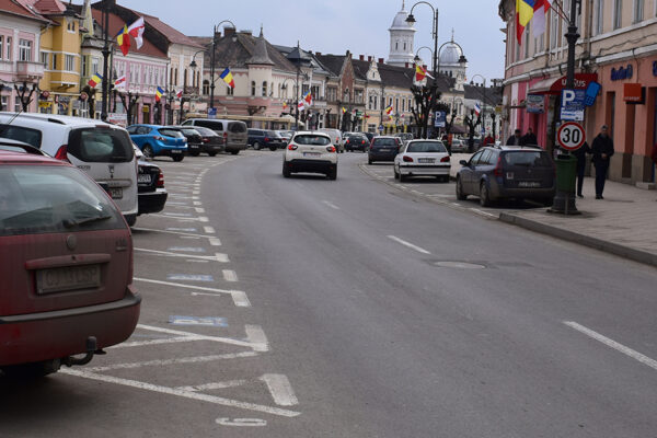 Mărirea tarifelor la parcări în Turda, atacată de opoziție. Administrația locală condusă de Cristian Matei acuzată de ilegalitate