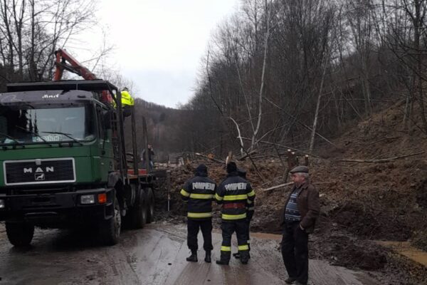 Locuitorii din satul lui Boc, izolați de o imensă alunecare de teren. Primarul acuzat că a stat în birou mai multe ore fără să facă nimic
